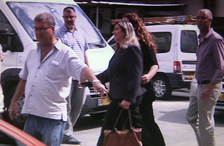 זהבית כהן בדרך לחקירה (צילום: באדיבות חדשות 10)