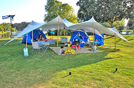 אוהל של קאמפ קינג. מקימים את המאהל, מפרקים אותו ומציעים פעילויות נוספות לפי אופי האירוע, אבל אינם חלק מהחופשה