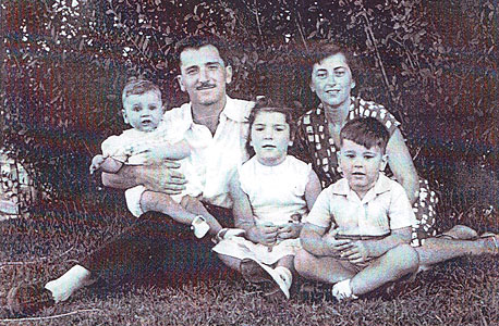 1955. יאיר סרוסי, בן חצי שנה, עם אחותו רבקה (בת 5.5), אחיו אריאל (בן 3.5) והוריו רפאל ועליזה בהדר יוסף 1955. יאיר סרוסי, בן חצי שנה, עם אחותו רבקה (בת 5.5), אחיו אריאל (בן 3.5) והוריו רפאל ועליזה בהדר יוסף