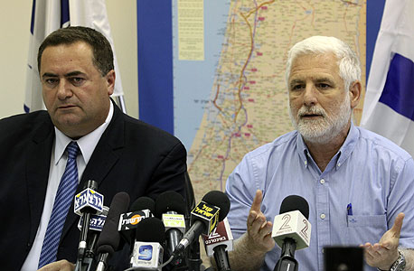 מימין דן הראל מנכ"ל משרד הביטחון ושר התחבורה ישראל כץ מימין דן הראל מנכ"ל משרד הביטחון ושר התחבורה ישראל כץ