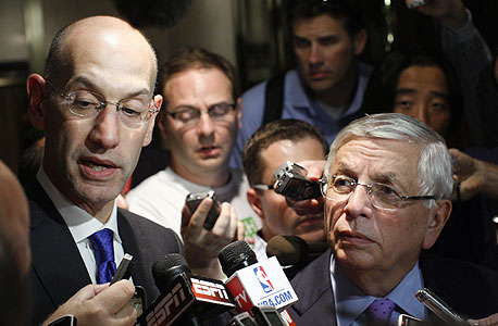 דייויד סטרן, קומישינר ה-NBA וסגנו אדם סילבר. השבועיים הראשונים כבר בוטלו דייויד סטרן, קומישינר ה-NBA וסגנו אדם סילבר. השבועיים הראשונים כבר בוטלו