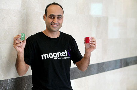 מנכ"ל MagnetU ירון מוראדי והמוצר של החברה. כרטיס ביקור דיגיטלי