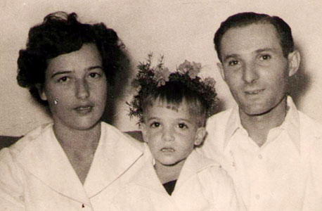 1955. יוסי קוצ'יק ביום הולדת 4 עם אביו חיים ואמו רינה בבית ברמת החייל 1955. יוסי קוצ'יק ביום הולדת 4 עם אביו חיים ואמו רינה בבית ברמת החייל