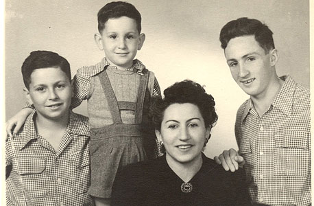 1951. ישראל מקוב, בן 12 (משמאל), עם אחיו אודי (בן 5) והאם חיה, ברחובות 1951. ישראל מקוב, בן 12 (משמאל), עם אחיו אודי (בן 5) והאם חיה, ברחובות