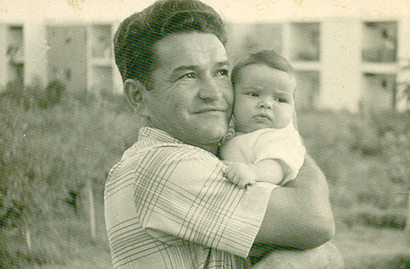 1960. שלי יחימוביץ', בת חצי שנה, עם אביה משה 1960. שלי יחימוביץ', בת חצי שנה, עם אביה משה