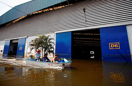 הצפה במפעל ייצור דיסקים קשיחים בתאילנד