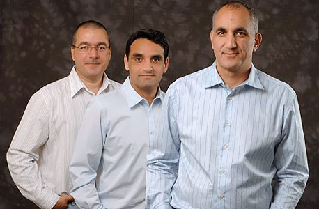 מייסדי קוטנדו - זהבי (מימין), דריי ותרוגמן מייסדי קוטנדו - זהבי (מימין), דריי ותרוגמן
