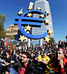 הפגנה במטה הבנק האירופי בפרנקפורט נגד השיטה הכלכלית. "אירופה שמרנית"