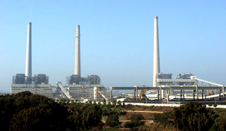 פעילי גרינפיס עיכבו אניית פחם שעשתה דרכה לתחנת הכוח בחדרה