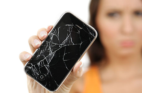 אייפון עם מסך שבור, צילום: shutterstock