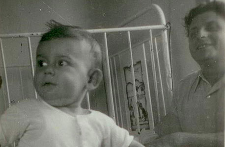 1942. דן שכטמן, בן שנה, עם אביו יצחק בביתם בתל אביב 1942. דן שכטמן, בן שנה, עם אביו יצחק בביתם בתל אביב