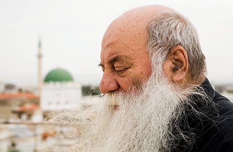 "ברור היה לי שיש אלטרנטיבה טובה יותר לכסף שלי, יש עסקים עם החזר הון הרבה יותר מהיר, אבל זאת לא השאלה בכלל. העניין הוא להיכנס טבולה ראסה — עם ביצים גדולות, הרבה הורמונים ושכל קטן" "ברור היה לי שיש אלטרנטיבה טובה יותר לכסף שלי, יש עסקים עם החזר הון הרבה יותר מהיר, אבל זאת לא השאלה בכלל. העניין הוא להיכנס טבולה ראסה — עם ביצים גדולות, הרבה הורמונים ושכל קטן"