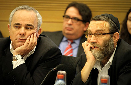 תדמור (בין שר האוצר יובל שטייניץ ליו"ר ועדת הכספים משה גפני) בישיבה שבה אושרו מסקנות ועדת ששינסקי תדמור (בין שר האוצר יובל שטייניץ ליו"ר ועדת הכספים משה גפני) בישיבה שבה אושרו מסקנות ועדת ששינסקי