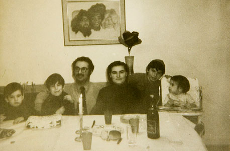 1969. חנוך ברקת, בן 10 (השני מימין), עם הוריו חנה ופרד והאחים נועם (1), אריה (6) ודודו (4) בקנדה 1969. חנוך ברקת, בן 10 (השני מימין), עם הוריו חנה ופרד והאחים נועם (1), אריה (6) ודודו (4) בקנדה