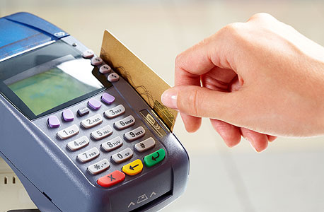 כרטיס אשראי (אילוסטרציה). הבנק שמנפיק את הכרטיס יעביר לחברת כרטיסי האשראי את סכום החיוב החודשי בתאריך מוקדם יותר, צילום: shutterstock