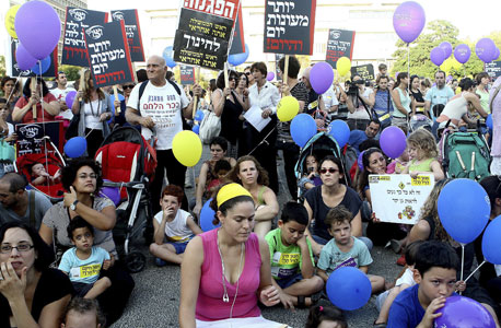 הפגנת ההורים בקיץ 2011. עכשיו מתחיל מבחן היישום הפגנת ההורים בקיץ 2011. עכשיו מתחיל מבחן היישום