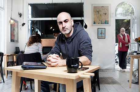 עידו אנג'ל, 37, גרוש + 2, בזוגיות, תל אביב. סופר ובמאי, עובד מהבית ומבתי קפה כעשר שנים, פתח חלל עבודה משותף לעובדים מהבית עידו אנג'ל, 37, גרוש + 2, בזוגיות, תל אביב. סופר ובמאי, עובד מהבית ומבתי קפה כעשר שנים, פתח חלל עבודה משותף לעובדים מהבית