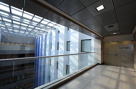 הכניסה ללנדא לאבס. כבר תשע שנים שאף אחד לא יודע מה קורה בחדרים הפנימיים, שאין בהם חלונות, רק דלתות פלדה הכניסה ללנדא לאבס. כבר תשע שנים שאף אחד לא יודע מה קורה בחדרים הפנימיים, שאין בהם חלונות, רק דלתות פלדה