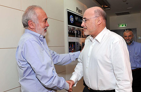 לנדא (משמאל) עם ליאו אפותקר, מנכ"ל HP עד לאחרונה, בעת ביקורו בישראל לנדא (משמאל) עם ליאו אפותקר, מנכ"ל HP עד לאחרונה, בעת ביקורו בישראל