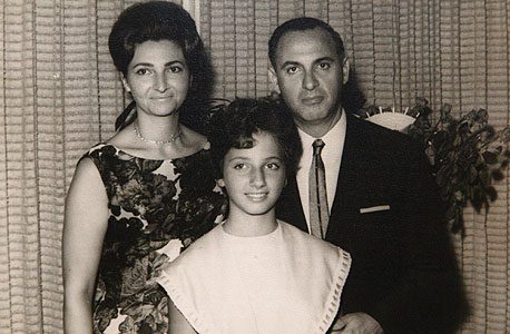 1963. יהודית יובל רקנאטי בבת המצווה שלה עם הוריה מתי ודני, בביתם בהרצליה 1963. יהודית יובל רקנאטי בבת המצווה שלה עם הוריה מתי ודני, בביתם בהרצליה