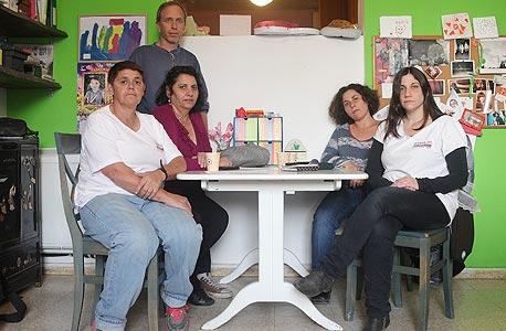 מימין: חברי התארגנות העובדים של תוכנית קרב מלני פלאצ'י, הדר לואיס, ברכה קורן, אלון רושגולד ואתי היאשי. "אי אפשר להמשיך בלי ביטחון תעסוקתי" מימין: חברי התארגנות העובדים של תוכנית קרב מלני פלאצ'י, הדר לואיס, ברכה קורן, אלון רושגולד ואתי היאשי. "אי אפשר להמשיך בלי ביטחון תעסוקתי"