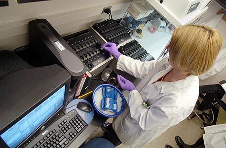 PCR, המכונה לחיתוך וחיבור מחדש של מקטעי גנים. האסל: "בעתיד הן יהיו נפוצות כמו מדפסות"