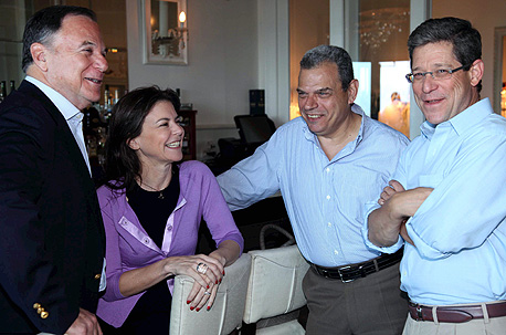 מימין לשמאל: לובש, קס וגילרמן עם עופרה שטראוס. עד מיליארד דולר להשקעה