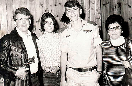 1978. אליעזר שקדי (20) עם הוריו נחמה ומשה ואחותו יעל (17) בחצרים, בסיום קורס טיס