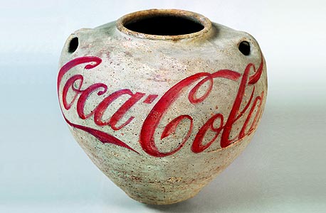 כד משושלת חאן עם הלוגו של קוקה קולה, 1994 כד משושלת חאן עם הלוגו של קוקה קולה, 1994