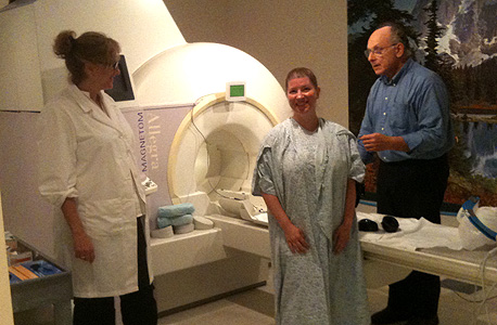 הנסיינית קייט סקאל ופרופ' בארי קומיסארוק עם ה-fMRI לפני הדמיית האורגזמה