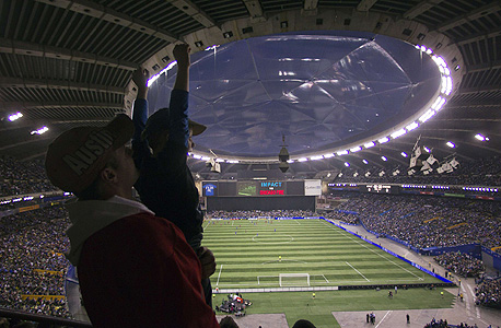 צופים במשחק הליגה באצטדיון האולימפי במונטריאול. נשבר שיא