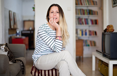נורית דיין (31), כפר סבא. עורכת תוכן, רווקה. "במגורים עם שותפים תמיד צריך לתת דין וחשבון ולהתחשב, זה לא תמיד חוסך כסף, והנפש משלמת משהו שאי אפשר לכמת בכסף. בניגוד ללא מעט חברות שלי, לא חיכיתי לבן זוג כדי לצאת מהבית. אשמח לחיות עם בן זוג, אם ייכנס מחר מישהו לחיי זה יהיה אדיר, אבל זה לא משהו שאני עמלה עליו ולא אתפשר בשביל זה" נורית דיין (31), כפר סבא. עורכת תוכן, רווקה. "במגורים עם שותפים תמיד צריך לתת דין וחשבון ולהתחשב, זה לא תמיד חוסך כסף, והנפש משלמת משהו שאי אפשר לכמת בכסף. בניגוד ללא מעט חברות שלי, לא חיכיתי לבן זוג כדי לצאת מהבית. אשמח לחיות עם בן זוג, אם ייכנס מחר מישהו לחיי זה יהיה אדיר, אבל זה לא משהו שאני עמלה עליו ולא אתפשר בשביל זה"