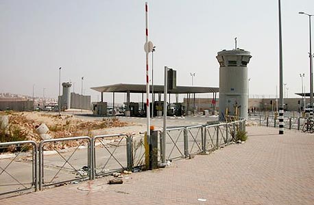 מבט מבחוץ על הכניסה לשדה התעופה. מיועד למגורים מבט מבחוץ על הכניסה לשדה התעופה. מיועד למגורים
