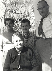1955. אהרן צ'חנובר, בן 8, עם הוריו יצחק ובלומה וסבתו אסתר לובשבסקי (יושבת), חיפה 1955. אהרן צ'חנובר, בן 8, עם הוריו יצחק ובלומה וסבתו אסתר לובשבסקי (יושבת), חיפה