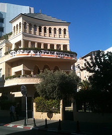 השלט נגד ברוני הגז על בית הפגודה. "חייבים שינוי, כי כרגע אנחנו הורסים את מעמד הביניים החזק שבנה את המערב אחרי מלחה"ע השנייה" השלט נגד ברוני הגז על בית הפגודה. "חייבים שינוי, כי כרגע אנחנו הורסים את מעמד הביניים החזק שבנה את המערב אחרי מלחה"ע השנייה"