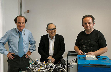 רוסי (משמאל) עם המדענים ג'זפה לוי (מימין) וסרג'יו פוקארדי מאוניברסיטת בולוניה רוסי (משמאל) עם המדענים ג'זפה לוי (מימין) וסרג'יו פוקארדי מאוניברסיטת בולוניה