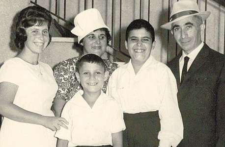 1964. מוטי זיסר (8, במרכז), עם הוריו משה יצחק ומלה ואחיו אהרון (13) וחדוה (16) 1964. מוטי זיסר (8, במרכז), עם הוריו משה יצחק ומלה ואחיו אהרון (13) וחדוה (16)