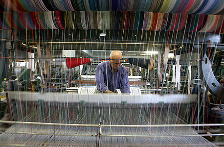 מפעל טקסטיל בחברון, צילום: אי פי איי
