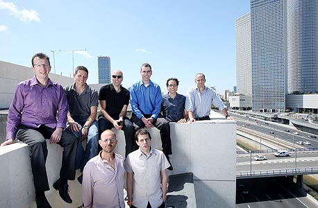 עובדי טראסטיר על גג המשרדים בתל אביב. הגנה מבוססת ענן עובדי טראסטיר על גג המשרדים בתל אביב. הגנה מבוססת ענן