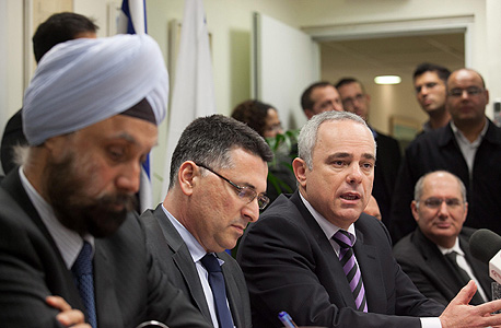 שרי האוצר והחינוך יובל שטייניץ וגדעון סער. אין מנוס מלשלם עוד קצת שרי האוצר והחינוך יובל שטייניץ וגדעון סער. אין מנוס מלשלם עוד קצת