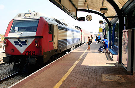 מתוך העלונים שהפצו בקרונות: "רכבת ישראל מתנהלת בחוסר כוח אדם חריף וחלק גדול מנהגי הרכבת עובדים 10 ימים ברצף ללא מנוחה"
