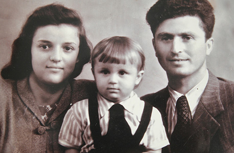 1950. יאשה קדמי, בן שלוש, עם הוריו יוסף וסופיה במוסקבה 1950. יאשה קדמי, בן שלוש, עם הוריו יוסף וסופיה במוסקבה