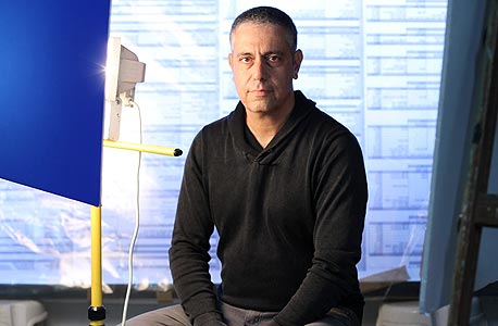 איתן שוקר על רקע עבודתו "משחק הפירמידה - הוצאות והכנסות". פועל להקמת מועצה שתבחן את תקציב האמנות הפלסטית איתן שוקר על רקע עבודתו "משחק הפירמידה - הוצאות והכנסות". פועל להקמת מועצה שתבחן את תקציב האמנות הפלסטית