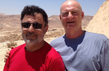 מימין: ענבר וטהרי. קולקציית קיץ מימין: ענבר וטהרי. קולקציית קיץ