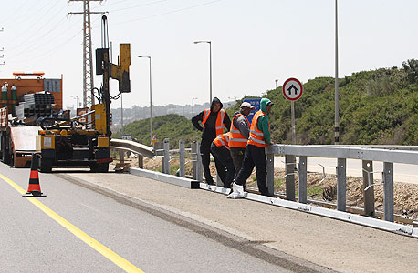 החלפת מעקה בטיחות על ידי עובדי מעצ בכביש החוף, צילום: אוראל כהן