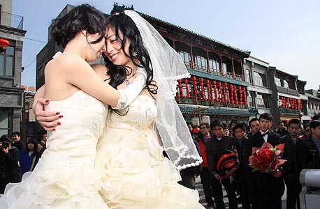 כרזה מהקמפיין הסיני בעד נישואים חד־מיניים.  "עכשיו יוצאים מהארון במסות - לא רק כצעד אינדיבידואלי, עכשיו אנחנו גם יוצאים מהארון כקהילה", אומר קנת טאן