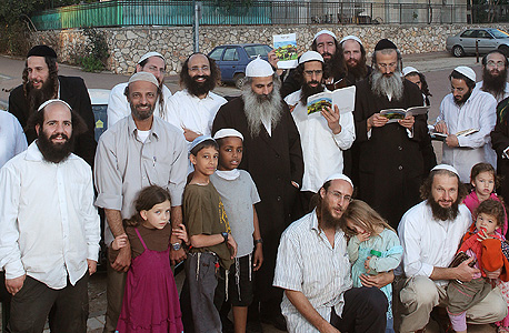 הברסלבים בחריש. "אם תפתח את הדלת מיד ייכנסו כמה ילדים" הברסלבים בחריש. "אם תפתח את הדלת מיד ייכנסו כמה ילדים"