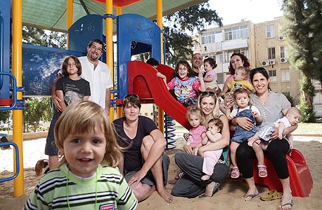 נורית שניידר (באפור) וחן פסטרנק (בתלבושת אח לבנה) בגן השעשועים בשיבא נורית שניידר (באפור) וחן פסטרנק (בתלבושת אח לבנה) בגן השעשועים בשיבא