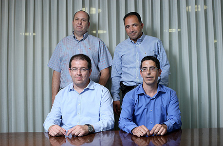 עומדים: בני סופר (מימין) ואמיר נייברג. יושבים: נטע כהן (מימין) ויעקב מיכלין. בעיות מול האוצר עומדים: בני סופר (מימין) ואמיר נייברג. יושבים: נטע כהן (מימין) ויעקב מיכלין. בעיות מול האוצר