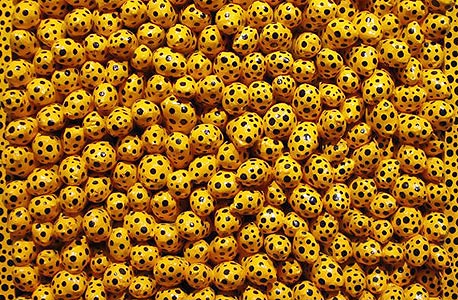 "Yellow Dots" של יאיוי קוסאמה (עבודה אחרת נמכרה ב־5.1 מיליון דולר)